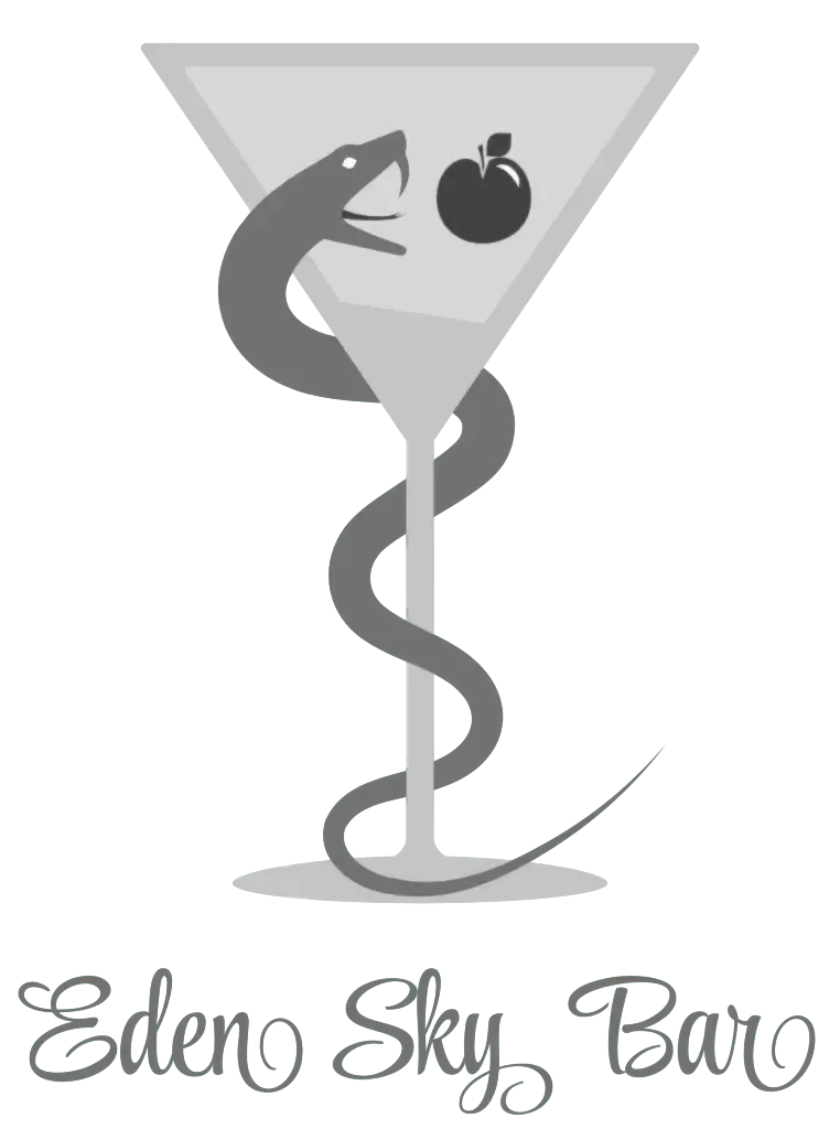 Un serpente avvolto attorno a un bicchiere di cocktail con una mela all'interno.