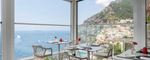 Ristorante con vista panoramica sulla costa e sul mare.