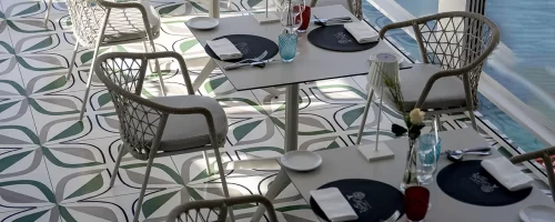 Sala da pranzo con vista mare e arredi moderni.